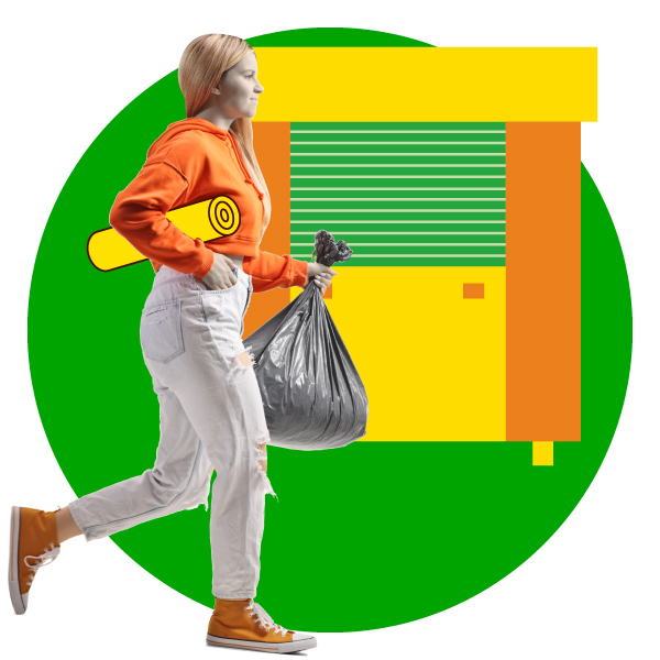 Ragazza con sacchetto in mano che si dirige all'ecostation